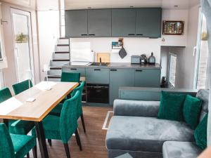 a kitchen and living room with a table and chairs at behagliches Floating Home in Berlin in Berlin +8 photos