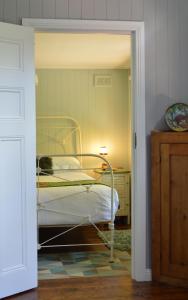 a bedroom with a bed in a room at Juniper & Rye cottage for two in Ferny Creek