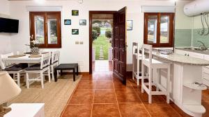 a kitchen and dining room with a table and chairs at The Cliffs - Casa Alecrin in O Vicedo
