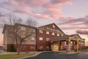 a building with a berkinson kills sign on it at Best Western Plus Capital Inn in Jefferson City