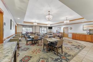 a large dining room with tables and chairs at Best Western Plus Capital Inn in Jefferson City