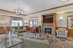a living room filled with furniture and a fireplace at Best Western Plus Capital Inn in Jefferson City
