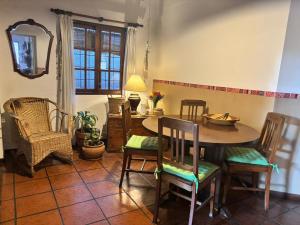 a dining room with a table and chairs at Casa confortable - Parque central - Estacionamiento, patio, 3 baños, 5 habitaciones - in La Cieneguita