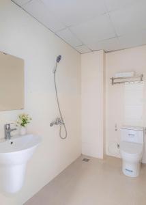 a bathroom with a sink and a toilet at Liên Hương Hotel Đà Lạt in Kon Rung (1) +19 photos