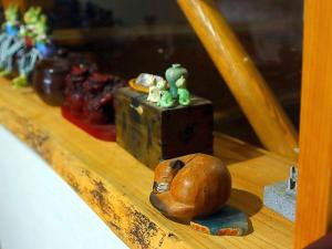 a shelf with some figurines in front of a mirror at ゲストハウス ソウル in Azumino +20 photos