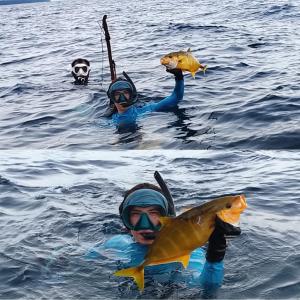 a man in the water with a fish in his hand at manyaifun guest house in Minyaifuin