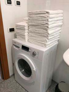 a washing machine with towels on top of it at Mergozzo Beach in Mergozzo