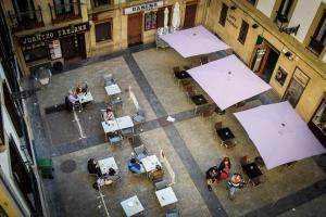 an overhead view of a group of people sitting at tables at Beach Break Guesthouse in San Sebastián