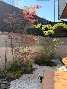 a garden with pink flowers on a wall at 花月hanatsuki in Kyoto