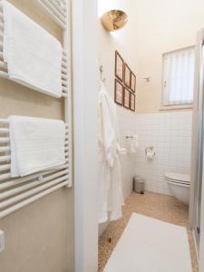 een badkamer met witte handdoeken en een toilet bij Suite Prestige Verona in Verona