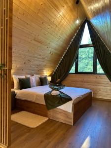 a bedroom with a bed in a wooden cabin at Povestea din Munti in Arpaşu de Sus