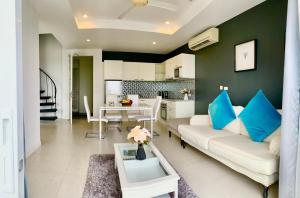 ein Wohnzimmer mit einem weißen Sofa und einem Tisch in der Unterkunft Krabi Boat Lagoon Resort in Krabi