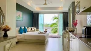 ein Schlafzimmer mit einem Bett und einem großen Fenster in der Unterkunft Krabi Boat Lagoon Resort in Krabi + 51 Fotos