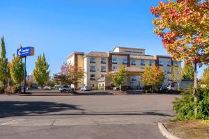 a parking lot in front of a building at Comfort Inn & Suites Salem Northeast in Salem