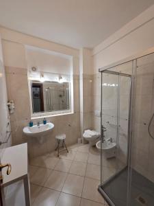 ein Badezimmer mit Dusche, Waschbecken und Toilette in der Unterkunft B&B Armony 111 in Gioia Tauro + 65 Fotos