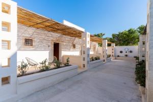 a view of the courtyard of a house at Masseria Capricella in Fasano
