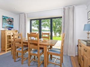 ein Esszimmer mit einem Holztisch und Stühlen in der Unterkunft Tarn End in Brampton