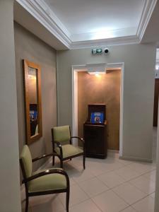 Ein Wartezimmer mit zwei Stühlen und einem Fernseher in der Unterkunft B&B Armony 111 in Gioia Tauro