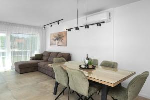 a living room with a table and a couch at Casa Mia in Danilo Biranj