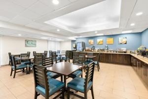 a restaurant with tables and chairs and a counter at Comfort Inn Chula Vista San Diego South in Chula Vista