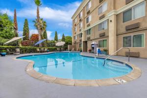 a large swimming pool in front of a building at Comfort Inn Chula Vista San Diego South in Chula Vista