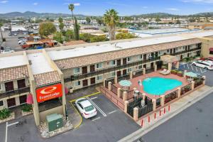 an overhead view of a hotel with a pool and parking lot at Econo Lodge Inn & Suites Escondido Downtown in Escondido
