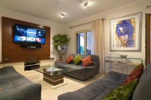 Prostor za sedenje u objektu 5 bedroom Villa Rio with large private pool and hot tub, Aphrodite Hills Resort