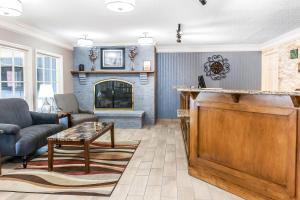 a living room with a fireplace and a tv at Quality Inn Findlay in Findlay