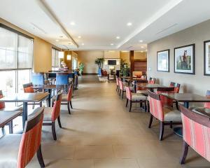 a dining room with tables and chairs in a restaurant at Comfort Suites Marietta-Parkersburg in Marietta