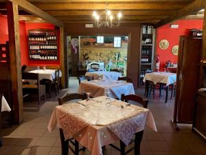 ein Restaurant mit weißen Tischen und Stühlen und roten Wänden in der Unterkunft B&B Armony 111 in Gioia Tauro