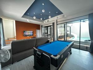 a living room with a pool table in it at บลูด้าพูลวิลล่าซี Bludapoolvilla C in Ban Khlong Toei (1)