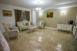 sala de estar con sillas, mesa y cómoda en French Boutique, en Brasov