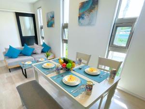 a living room with a table with fruit on it at White Cube Yagaji 沖縄 - Kouri Churaumi - 1min Beach-Max 10ppl-2 Parking in Nago