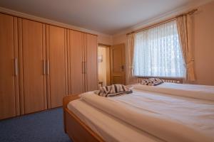 a bedroom with two beds and a window at Kim im Haus Wega in Westerland