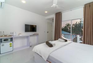 ein weißes Schlafzimmer mit einem großen Bett und einem Fernseher in der Unterkunft Ukulhas View in Ukulhas + 33 Fotos