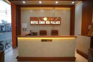a hotel sing san palace lobby with a hotel star ski palace at Hotel Shri Sai Palace Ayodhya in Faizābād