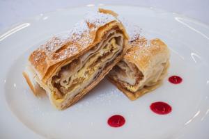 ein halbiertes Sandwich auf einem weißen Teller in der Unterkunft Hostel LR in Nazarje