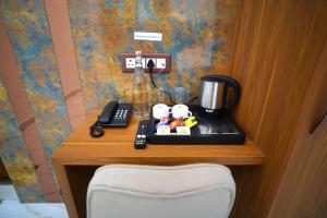 a table with a coffee maker and a blender on it at Hotel Shri Sai Palace Ayodhya in Faizābād
