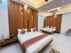 a hotel room with two beds in a room at Hotel Shri Sai Palace Ayodhya in Faizābād +11 photos