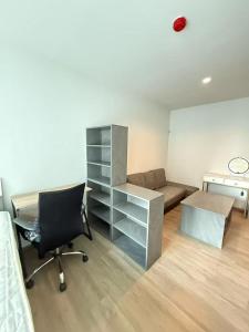 an office with a desk and a chair in a room at Regenthome 28A in Bang Su