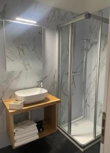 ein Badezimmer mit Glasdusche und Waschbecken in der Unterkunft Vecchia Mori in Mori + 51 Fotos