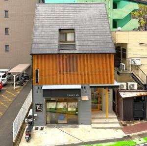 an overhead view of a building with an orange facade at 宿andFanハマハマ in Meinohama