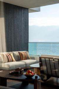 a living room with a couch and a table at Arcadia anyin qingshan hotel in Dali Shuanglang