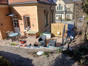 a backyard with a patio with a table and chairs at Ferienwohnung Springstein in Aue