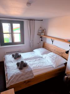 a bedroom with a bed with two towels on it at Kellerstöckl am Berg in Eisenberg an der Pinka