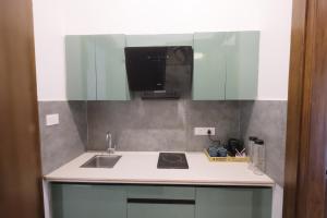 a small kitchen with a sink and a mirror at Mastiff Citadel RC in Chūharpur