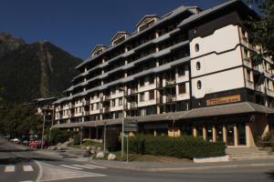 um grande edifício ao lado de uma rua em Apartment Chamois Blanc 2B em Chamonix-Mont-Blanc