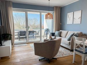 a living room with a couch and a dining room at Ferienwohnung Seeglück am Dümmer See in Lembruch