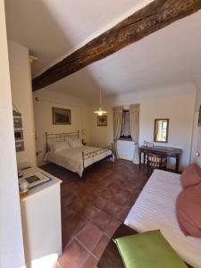 ein großes Zimmer mit zwei Betten und einem Tisch in der Unterkunft Il Giarolo in Cameriano