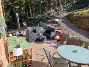 a patio with two tables and chairs and a table and a tableablish at Ferienwohnung Auszeit in Aue